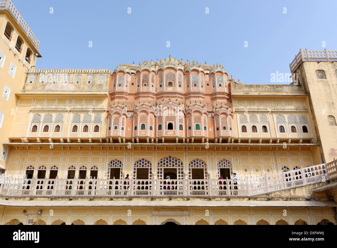 Hawa Mahal Palace, a Jaipur, India. Costruito di rosso e di arenaria rosa, il palazzo costituisce una parte del palazzo di città. Foto Stock