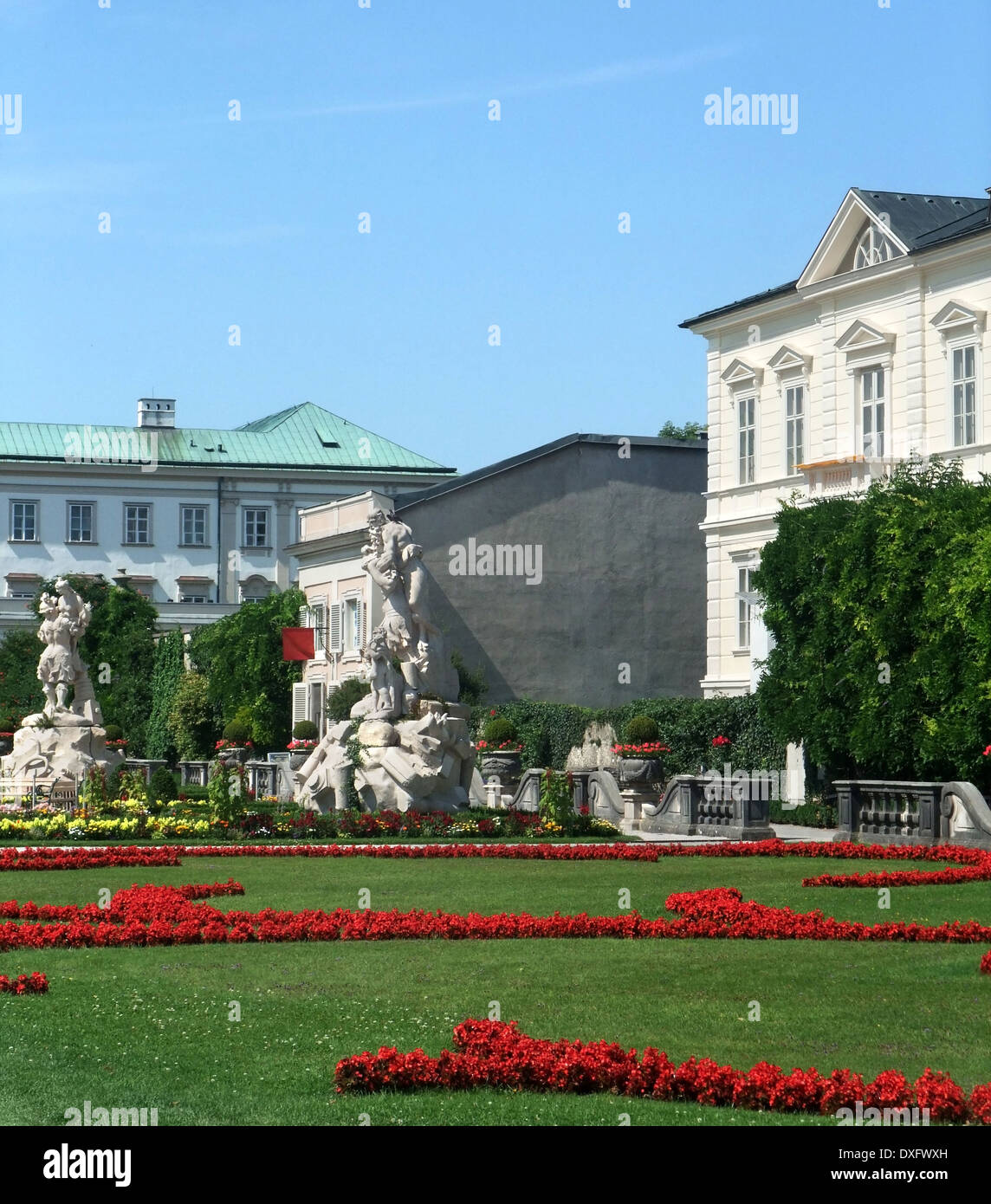 Scenario idilliaco intorno al palazzo di Mirabell a Salisburgo, città in Austria Foto Stock