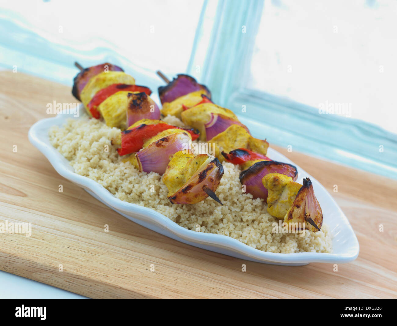 Spiedini di pollo servito con Cuscus Foto Stock