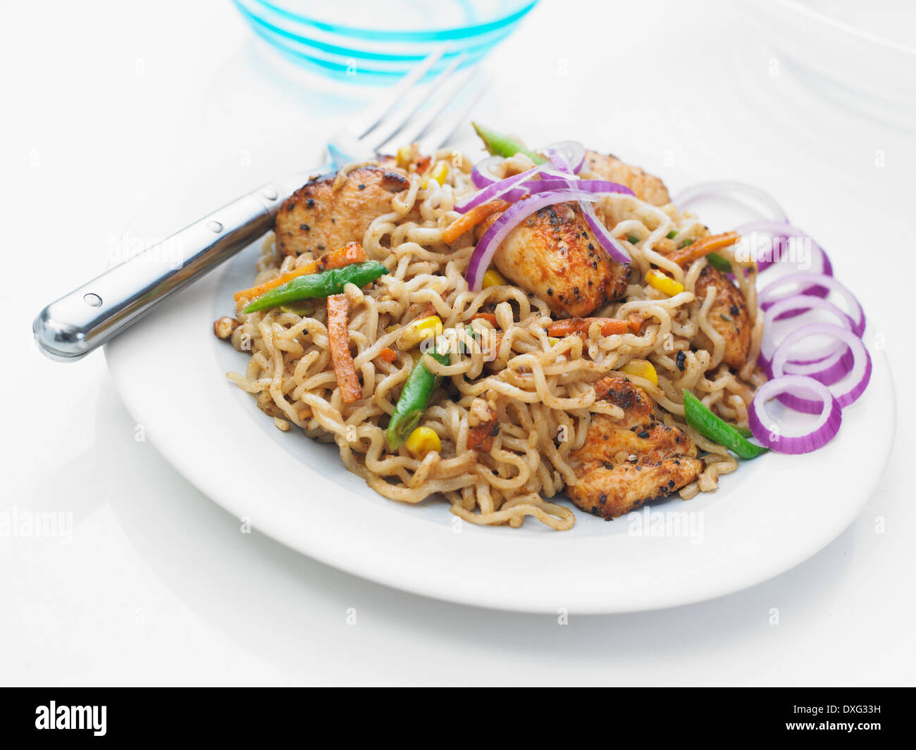 Tagliatelle con arachidi pollo e verdure Foto Stock