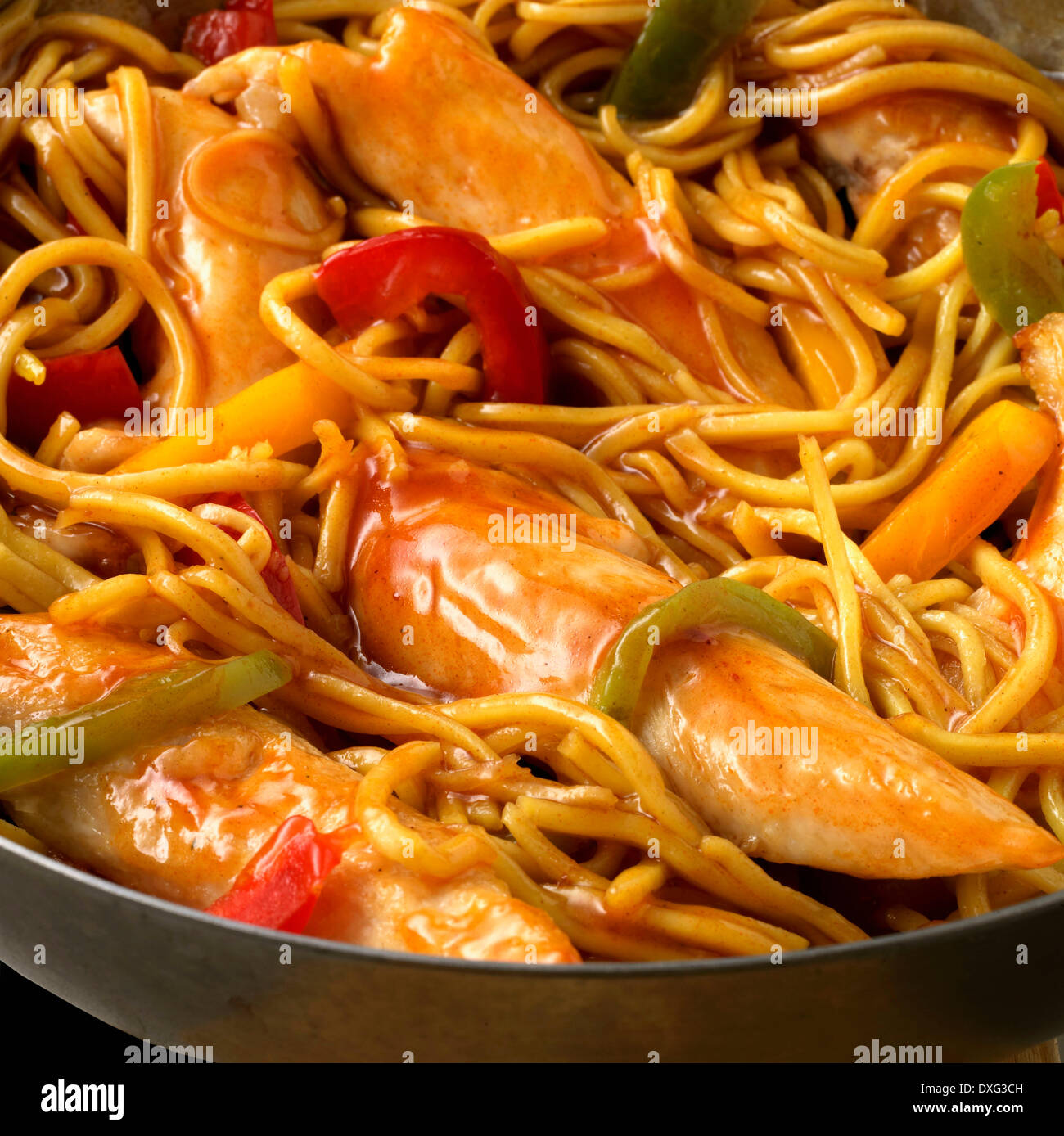 Filetti di pollo cotto con peperoni rossi e verdi Foto Stock