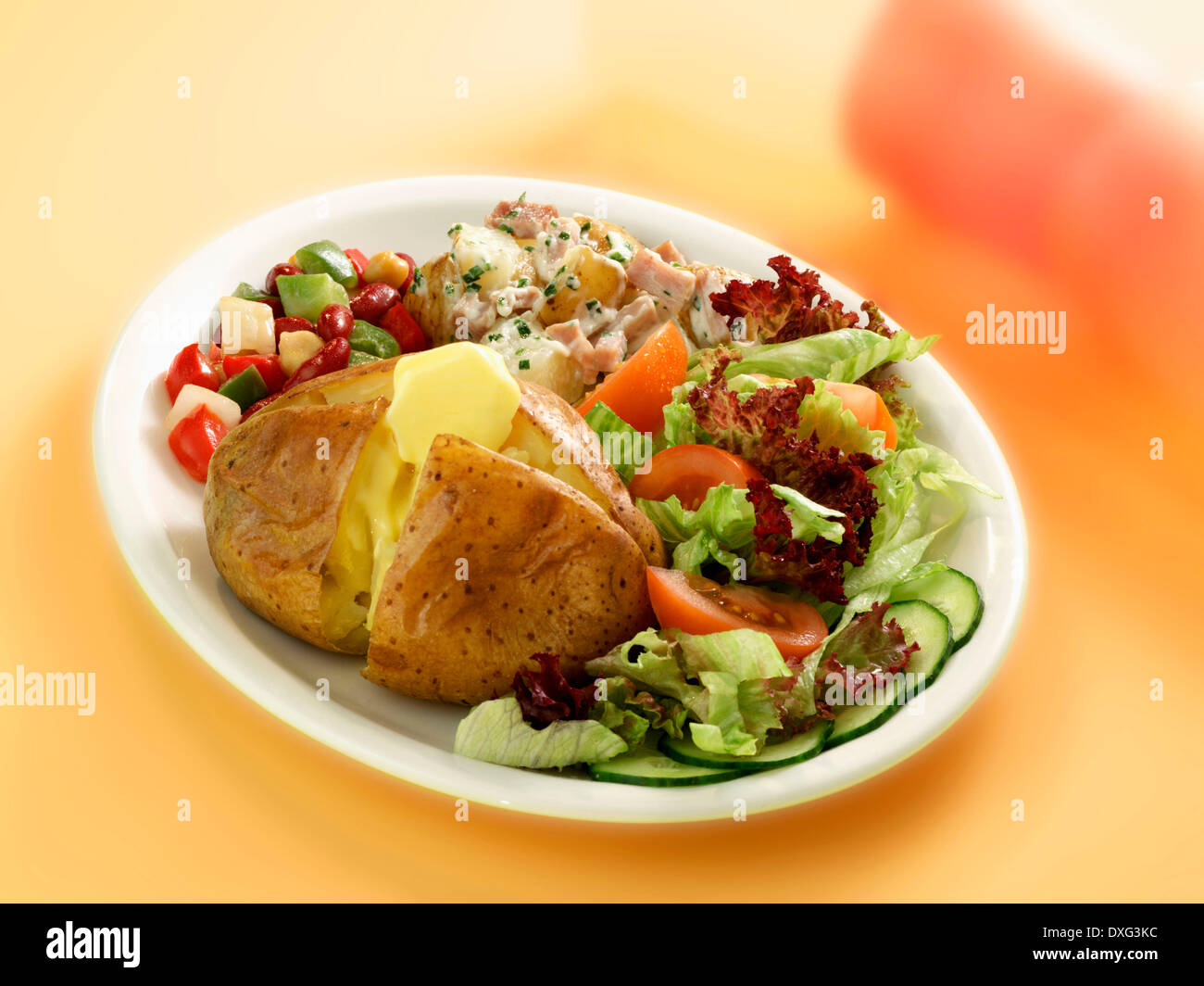 Jacket Potato con insalata su piastra Foto Stock