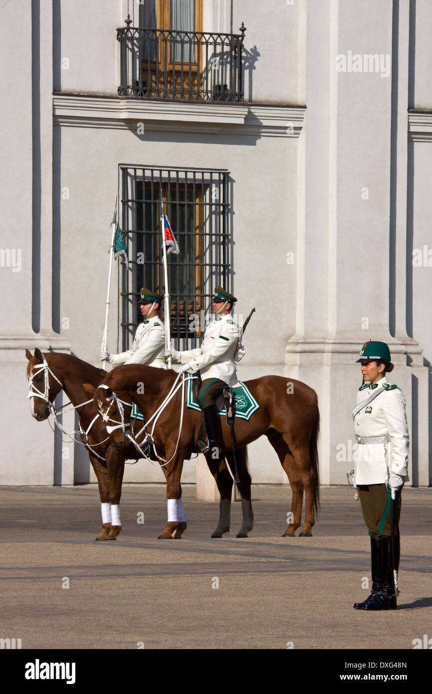 Carabineros de Chile cambiando la guardia al Palazzo presidenziale nella città di Santiago del Cile Foto Stock