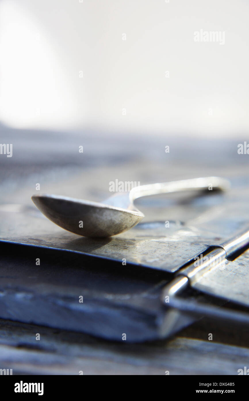 Vista astratta del cucchiaio di metallo sull'Ardesia Foto Stock