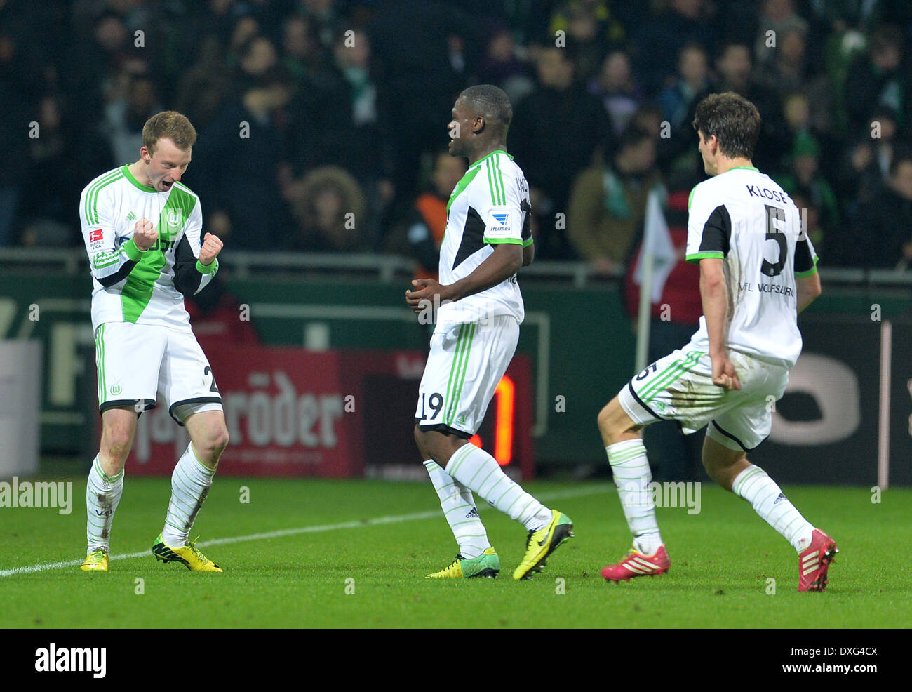 Bremen, Germania. 25 Mar, 2014. Wolfsburg è Massimiliano Arnold (L), Junior Malanda e Timm Klose allietare dopo Arnold's 3-1 obiettivo durante la Bundesliga soccer match tra Werder Brema e VfL Wolfsburg in Bremen, Germania, 25 marzo 2014. Foto: Carmen Jaspersen/dpa/Alamy Live News Foto Stock