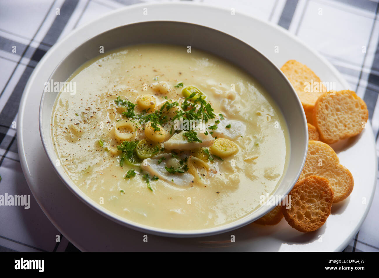 Ciotola di porro fatti in casa e la zuppa di patate Foto Stock