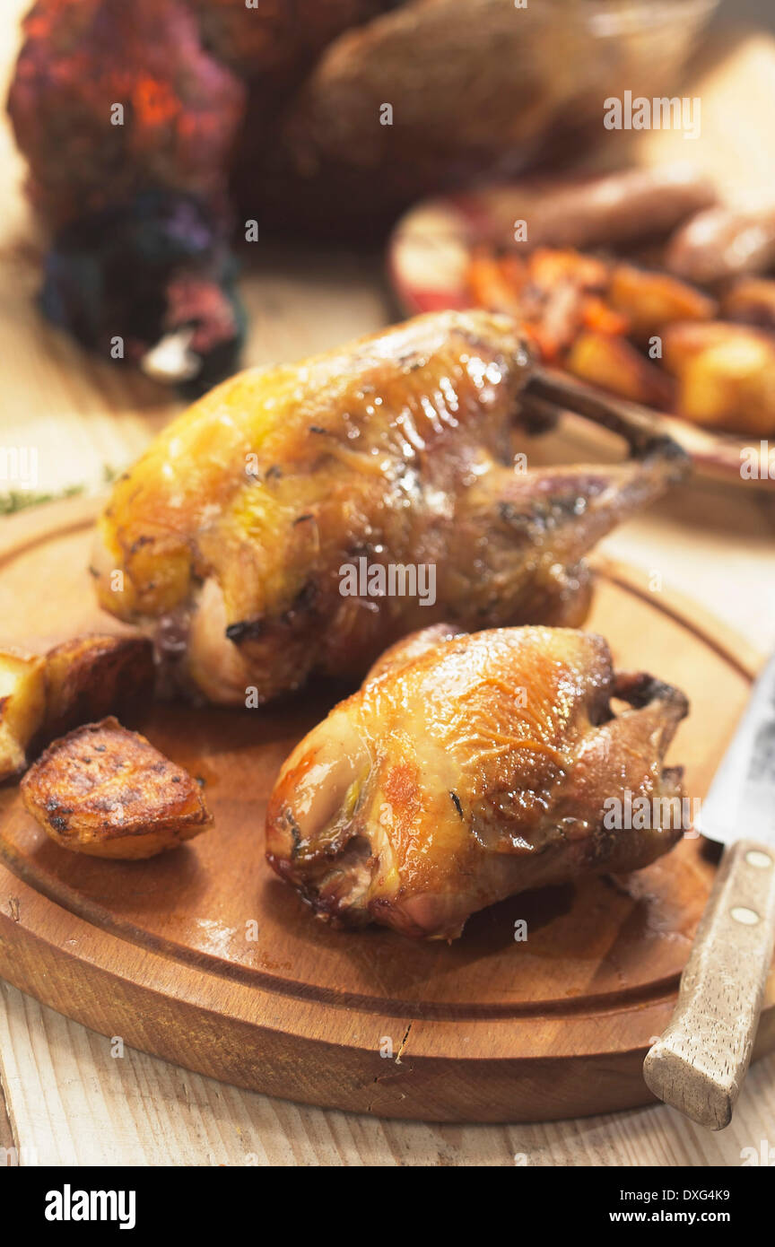 Arrostire fagiani e pernici pronto per essere intagliato Foto Stock