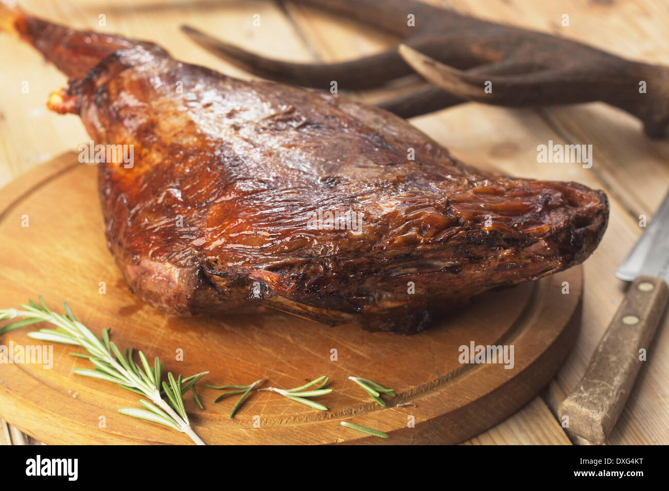 Haunch arrosto di carne di cervo pronto a scolpire Foto Stock