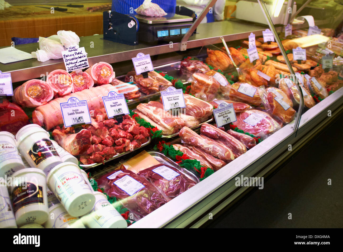 Di carne refrigerata Display nel negozio di macellaio Foto Stock