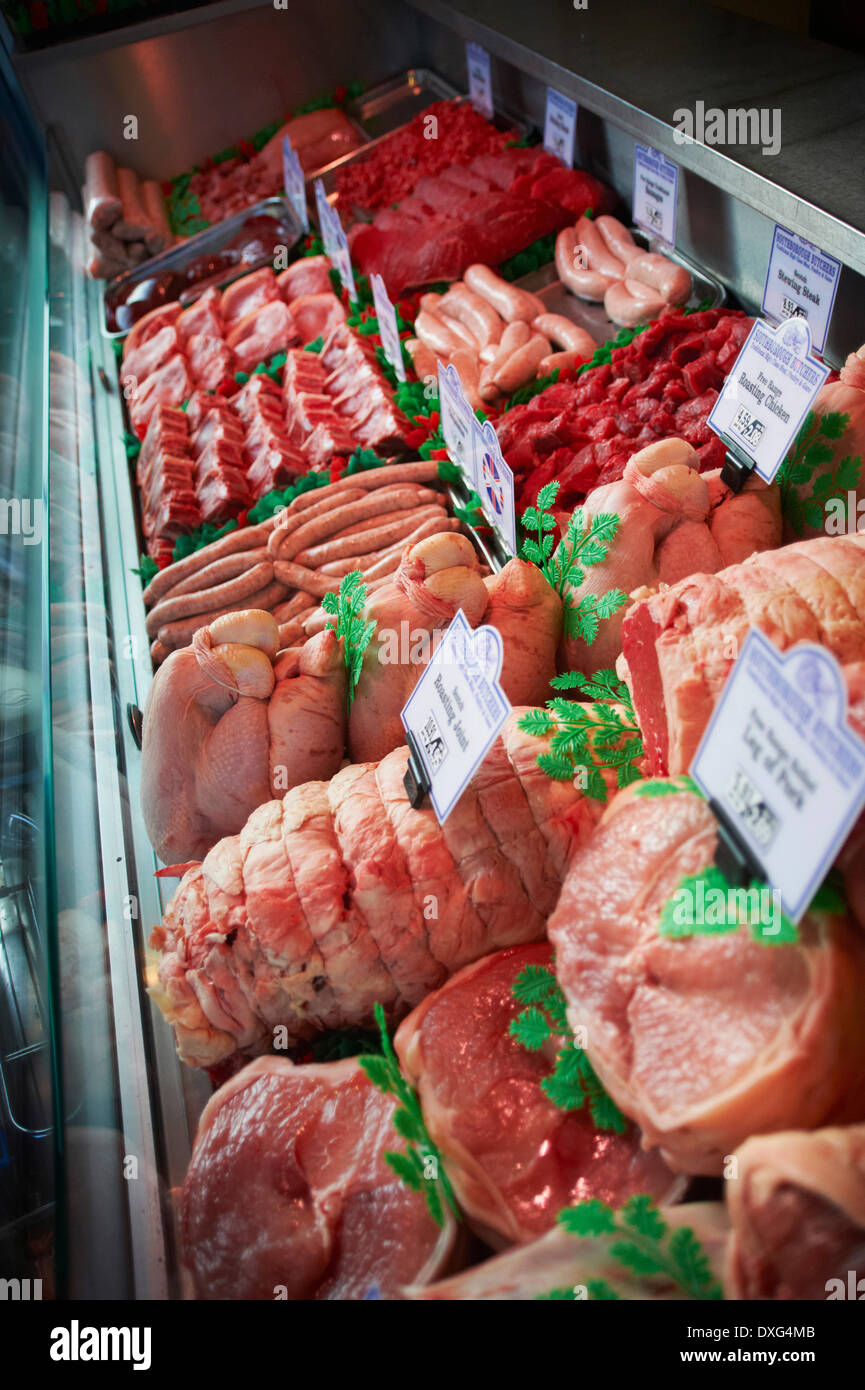 Di carne refrigerata Display nel negozio di macellaio Foto Stock