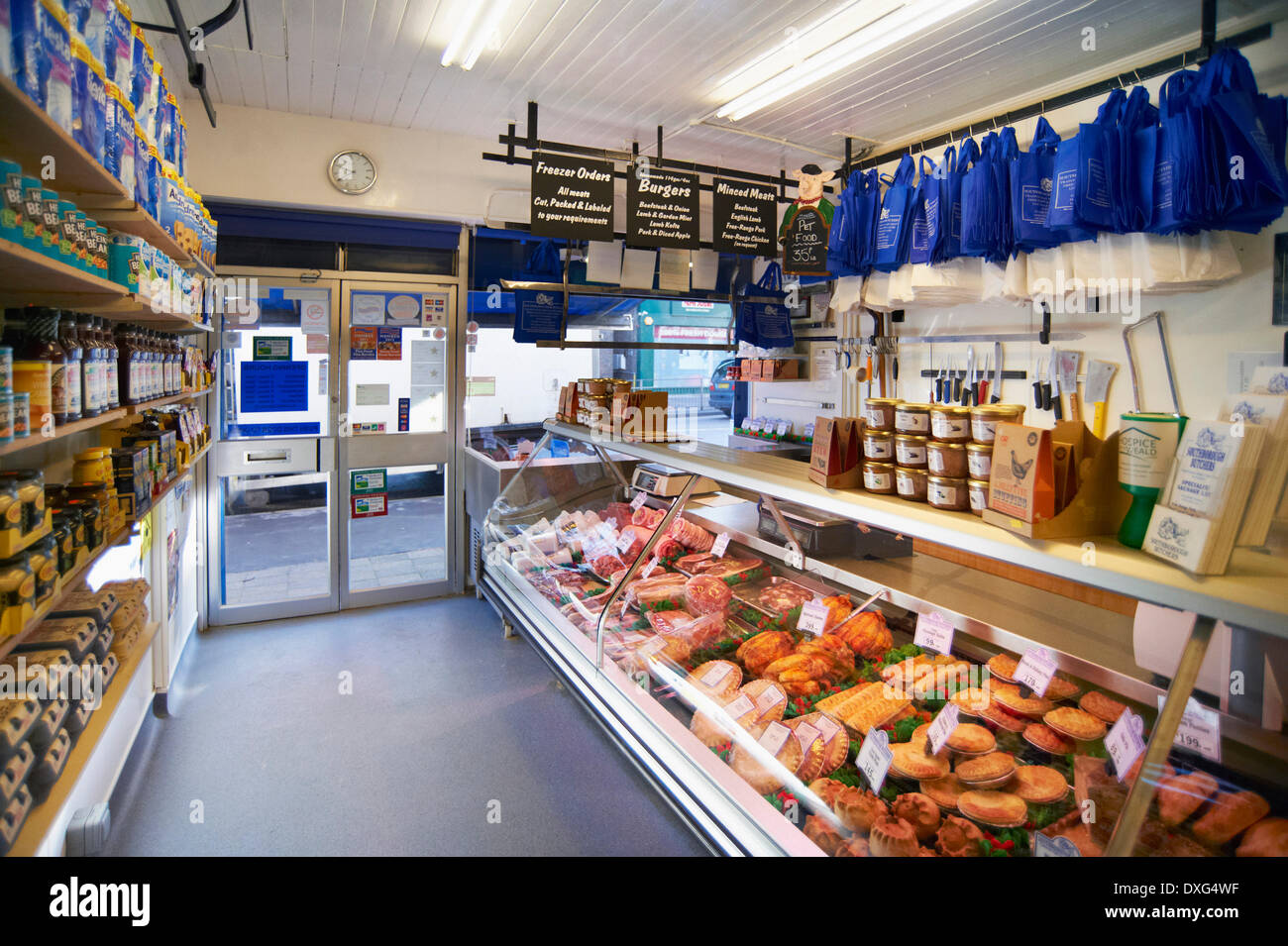 All'interno di una macelleria con vetrina refrigerata Foto Stock