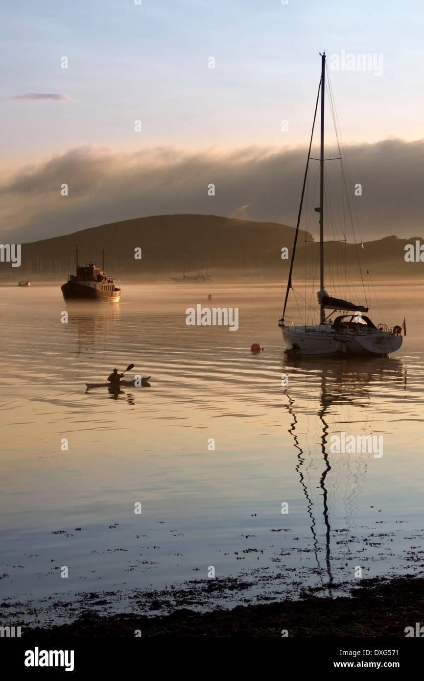 Early Morning mist oltre il porto a Oban sulla costa ovest della Scozia Foto Stock