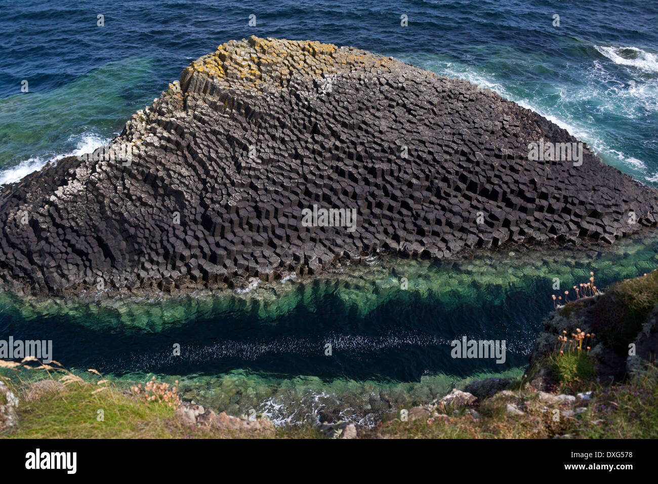 Il basalto rock formazione sull isola di Staffa in Treshnish Isole Ebridi Interne al largo della costa occidentale della Scozia Foto Stock