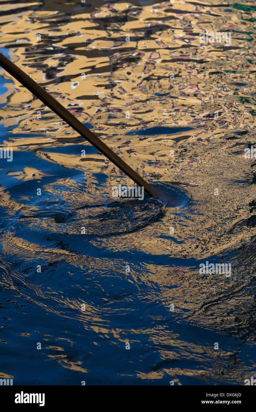 Il gondoliere oar agitazione acqua a Venezia, Italia Foto Stock