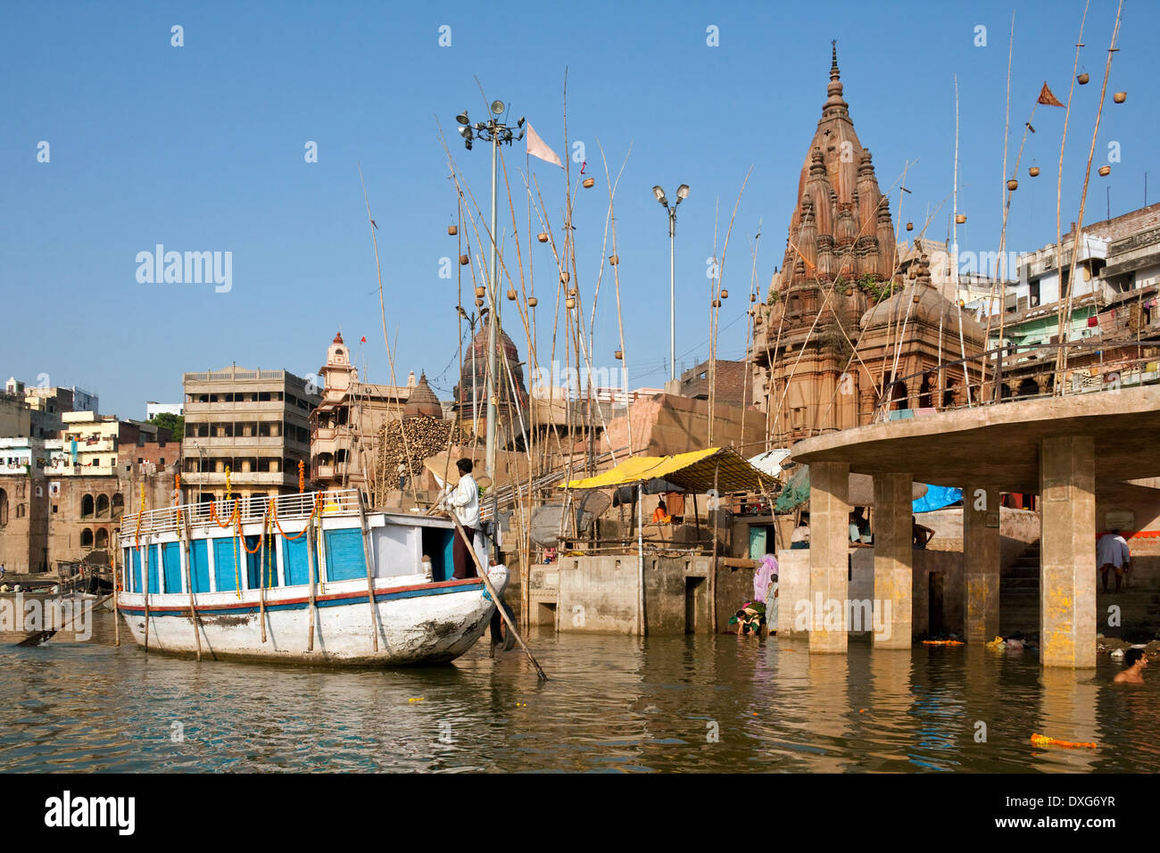 Hindu Ghats sul fiume santo Ganges - Varanasi - India. Foto Stock