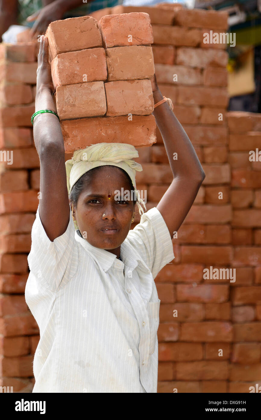 Costruzione femmina lavoratore, Kanchipuram, Tamil Nadu, India Foto Stock