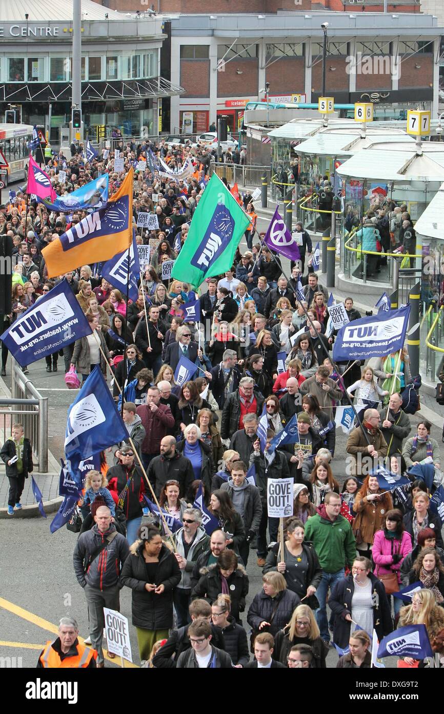 Liverpool, Regno Unito. Il 26 marzo 2014. Centinaia di insegnanti hanno marciato in Liverpool come parte di sciopero nazionale di azione, in Inghilterra e in Galles, dall'Unione nazionale degli insegnanti. Migliaia di scuole sono attesi per chiudere a causa di uno sciopero. Il dado dice che il governo non è disposto a negoziare le retribuzioni degli insegnanti delle strutture, le pensioni e le ore di lavoro. In Liverpool, oltre 40 scuole sono state chiuse e 64 sarà parzialmente chiudere, lasciando solo 14 completamente aperta. Credito: Christopher Middleton/Alamy Live News Foto Stock