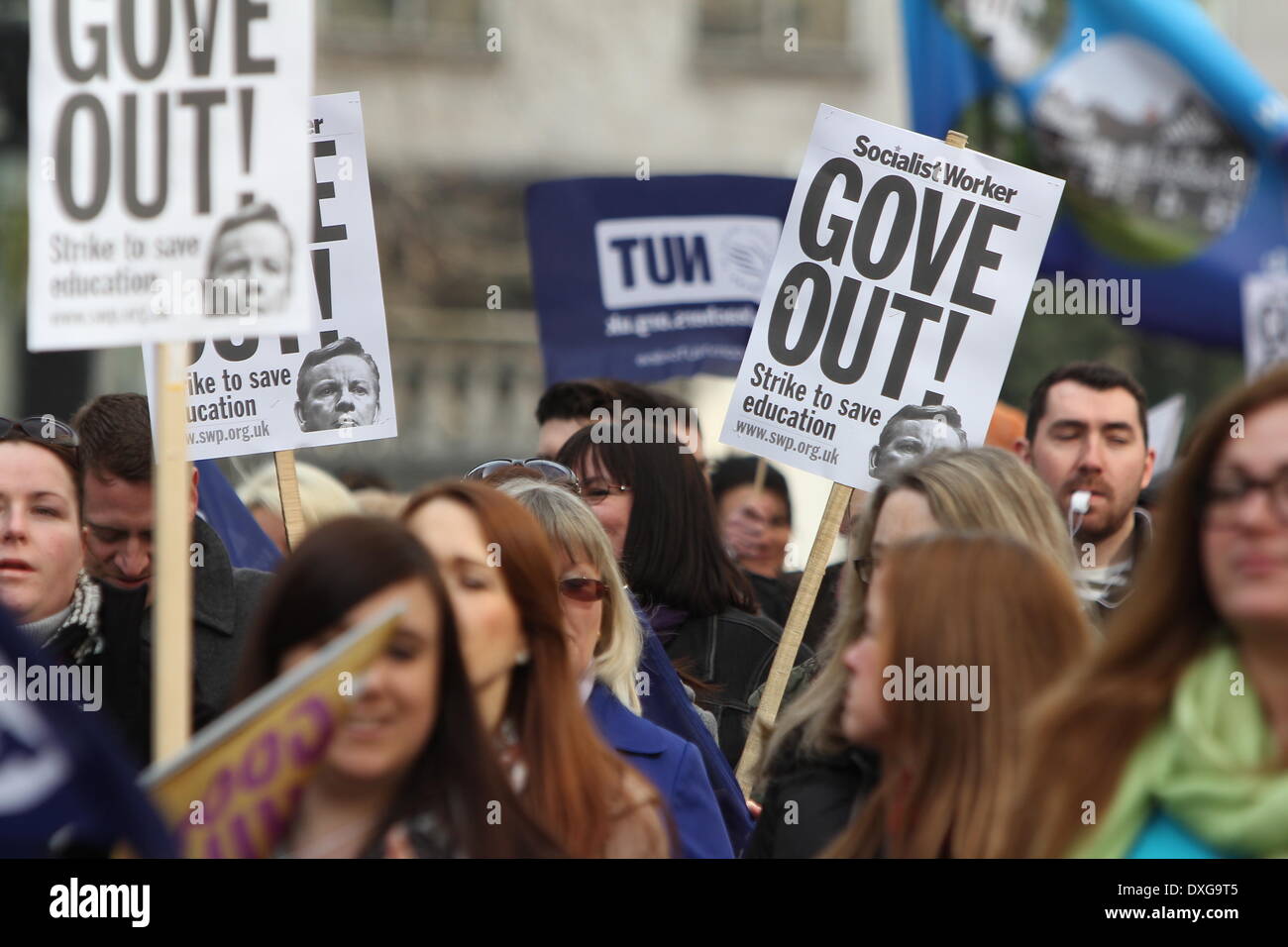 Liverpool, Regno Unito. Il 26 marzo 2014. Centinaia di insegnanti hanno marciato in Liverpool come parte di sciopero nazionale di azione, in Inghilterra e in Galles, dall'Unione nazionale degli insegnanti. Migliaia di scuole sono attesi per chiudere a causa di uno sciopero. Il dado dice che il governo non è disposto a negoziare le retribuzioni degli insegnanti delle strutture, le pensioni e le ore di lavoro. In Liverpool, oltre 40 scuole sono state chiuse e 64 sarà parzialmente chiudere, lasciando solo 14 completamente aperta. Credito: Christopher Middleton/Alamy Live News Foto Stock