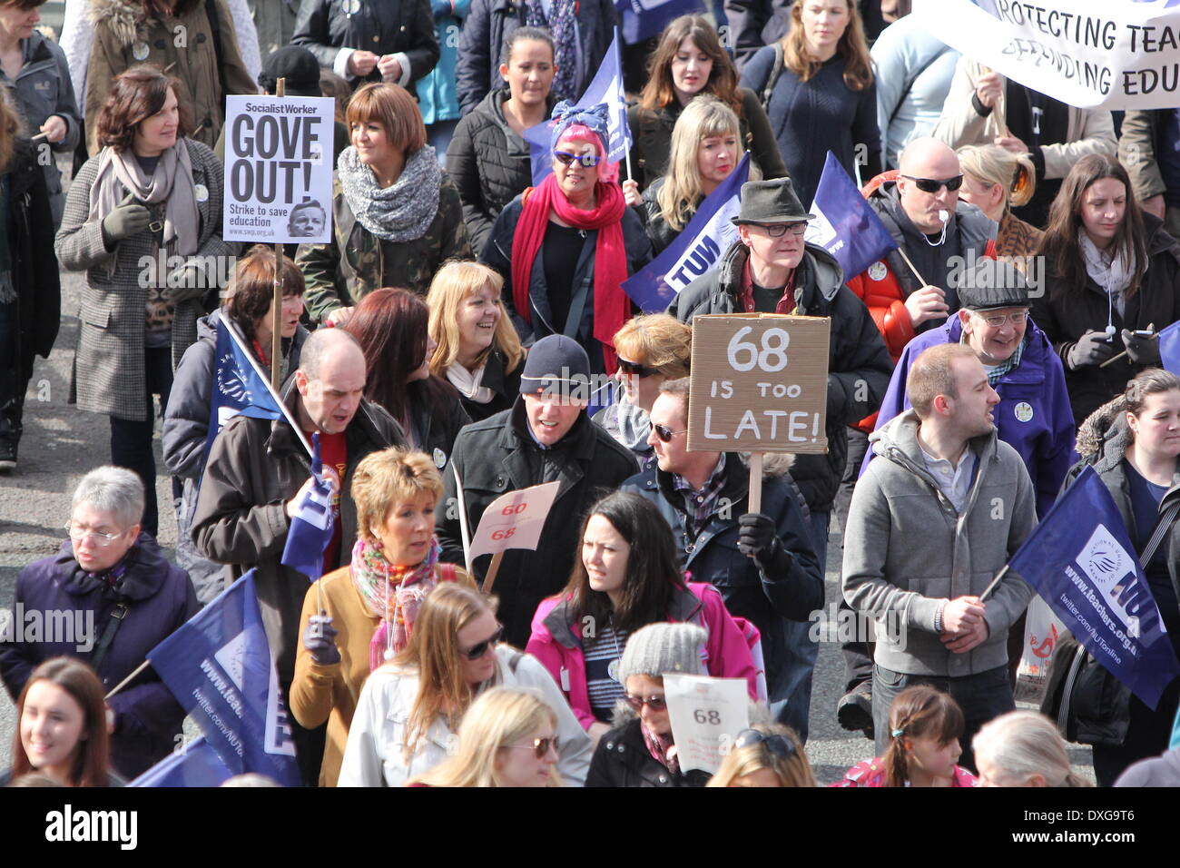 Liverpool, Regno Unito. Il 26 marzo 2014. Centinaia di insegnanti hanno marciato in Liverpool come parte di sciopero nazionale di azione, in Inghilterra e in Galles, dall'Unione nazionale degli insegnanti. Migliaia di scuole sono attesi per chiudere a causa di uno sciopero. Il dado dice che il governo non è disposto a negoziare le retribuzioni degli insegnanti delle strutture, le pensioni e le ore di lavoro. In Liverpool, oltre 40 scuole sono state chiuse e 64 sarà parzialmente chiudere, lasciando solo 14 completamente aperta. Credito: Christopher Middleton/Alamy Live News Foto Stock