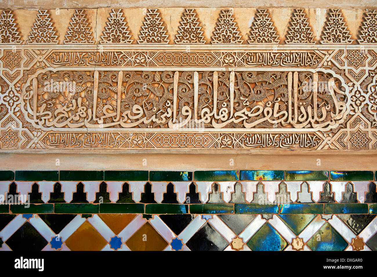 Arabesque moresca di piastrelle in ceramica in gesso scolpito del Palacios Nazaries, Alhambra. Granada, Andalusia, Spagna. Foto Stock