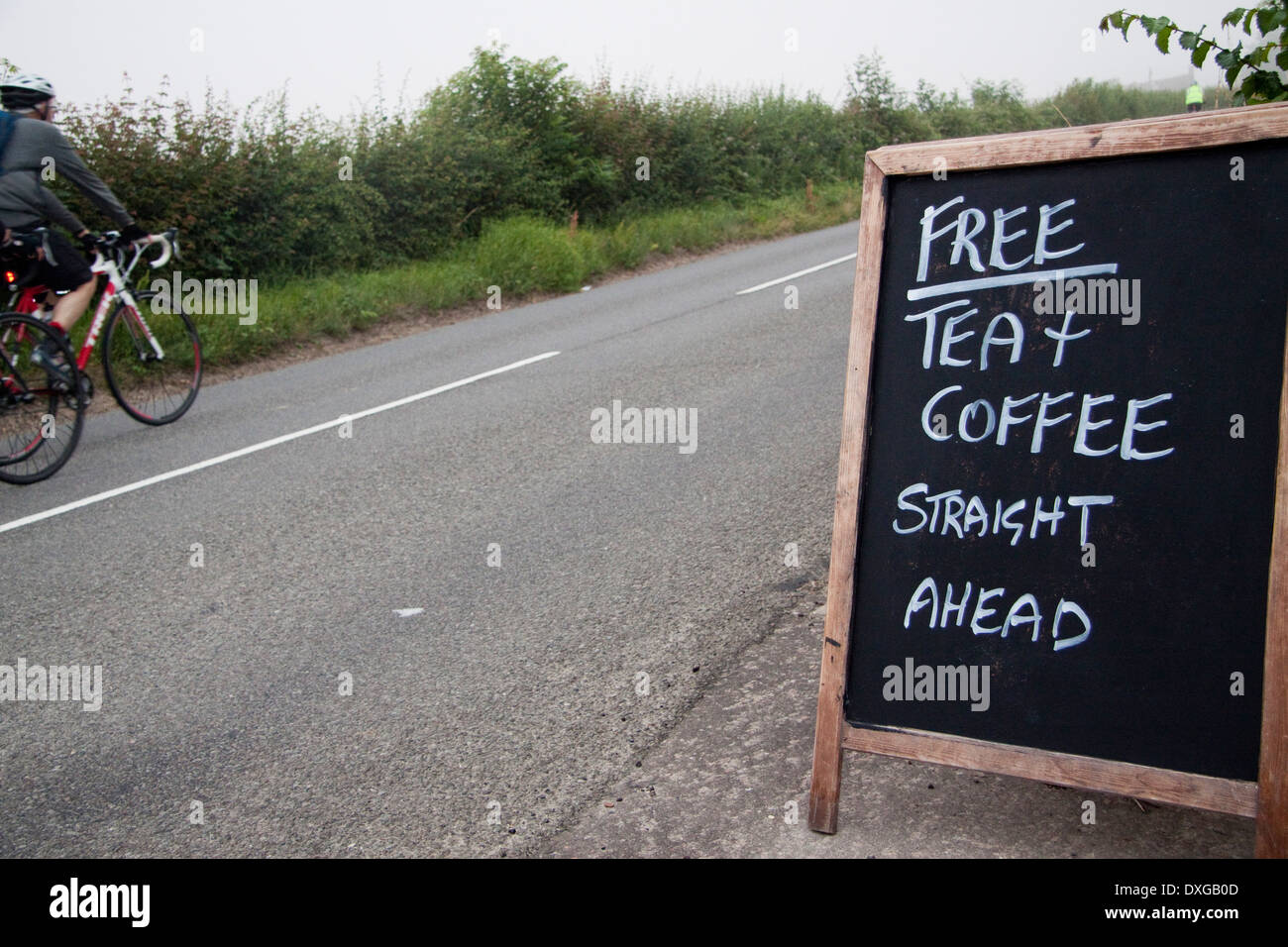 Un a scheda annuncia caffè e tè gratuiti per i ciclisti che partecipano al Dunwich Dynamo Foto Stock