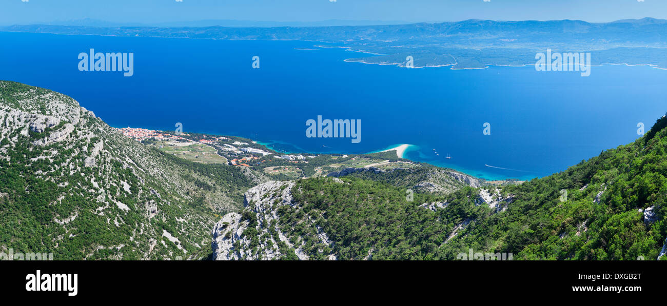 Vista da Vidova Gora sulla città di Bol, Zlatni rat o Golden Horn e l'isola di Hvar sul retro, isola di Brac Foto Stock
