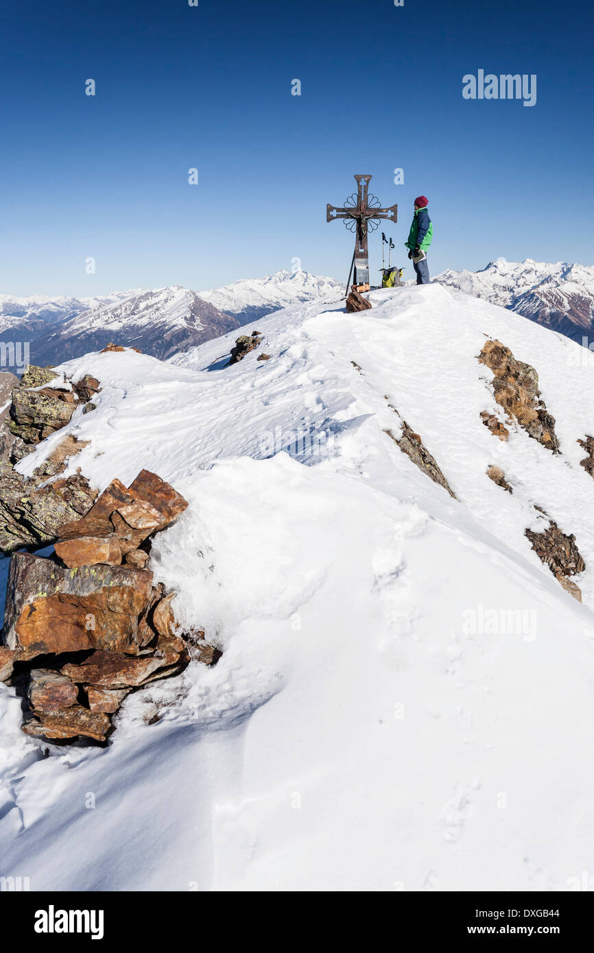 Scalatore sulla cima di Mt Penser Weißhorn, Alpi Sarentine, Alto Adige, Italia Foto Stock