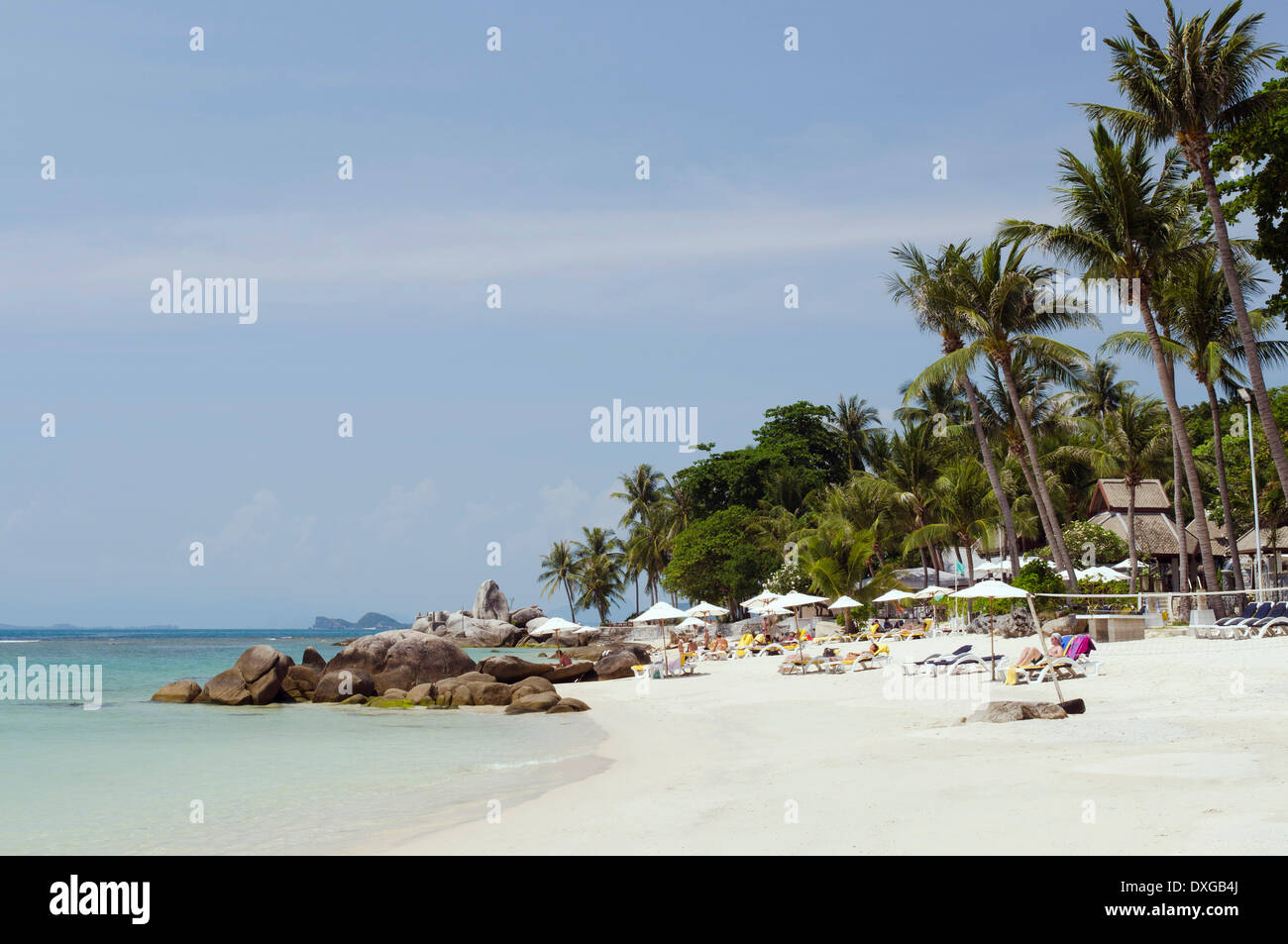 Ombrelloni sulla spiaggia, il Porto di Laem Set Beach, Na Khai Bay, Ko Samui, Tailandia Foto Stock