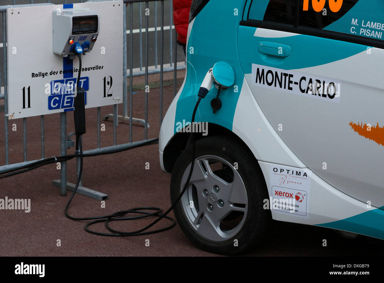 Auto elettrica essere ricaricati in corrispondenza di una stazione di carica, Rallye Monte-Carlo des Energies Nouvelles nel 2014, il Principato di Monaco Foto Stock