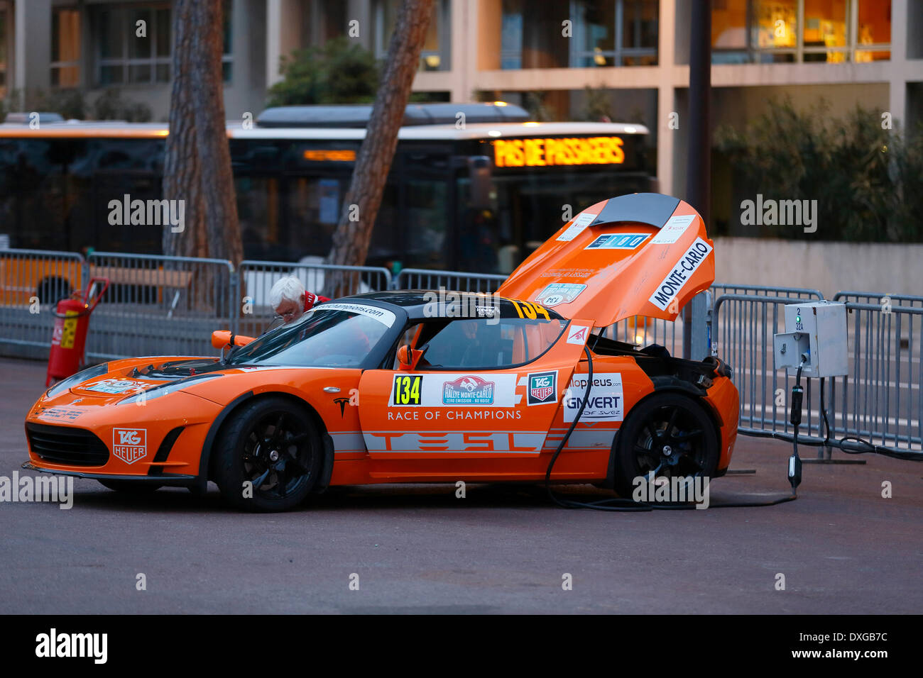 Tesla auto sportiva, auto elettriche, essere ricaricati in corrispondenza di una stazione di carica, Rallye Monte-Carlo des Energies Nouvelles nel 2014 Foto Stock