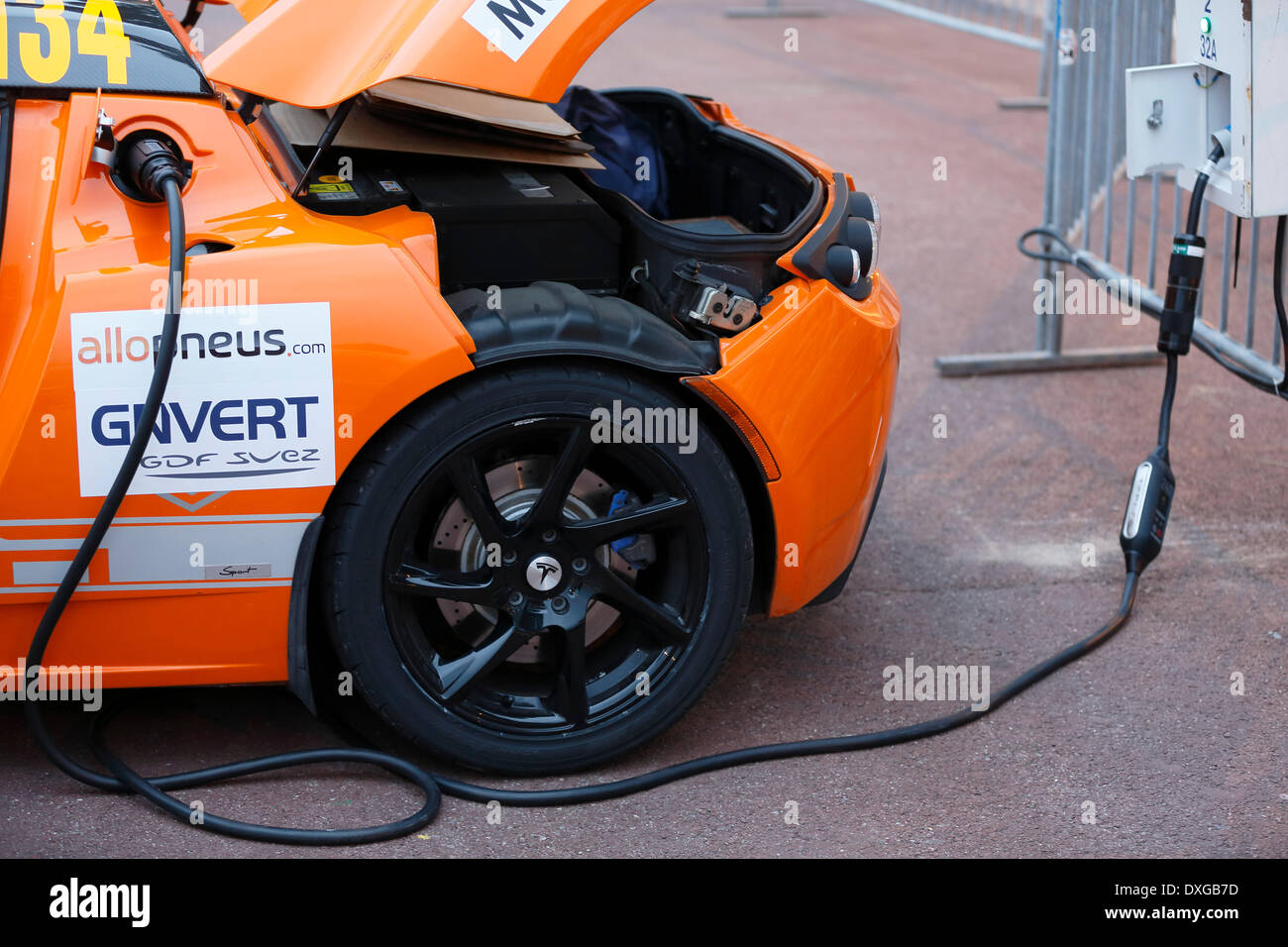 Tesla auto sportiva, auto elettriche, essere ricaricati in corrispondenza di una stazione di carica, Rallye Monte-Carlo des Energies Nouvelles nel 2014 Foto Stock