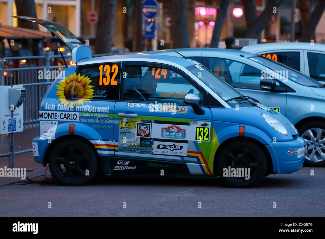 Auto elettrica essere ricaricati in corrispondenza di una stazione di carica, Rallye Monte-Carlo des Energies Nouvelles nel 2014, il Principato di Monaco Foto Stock