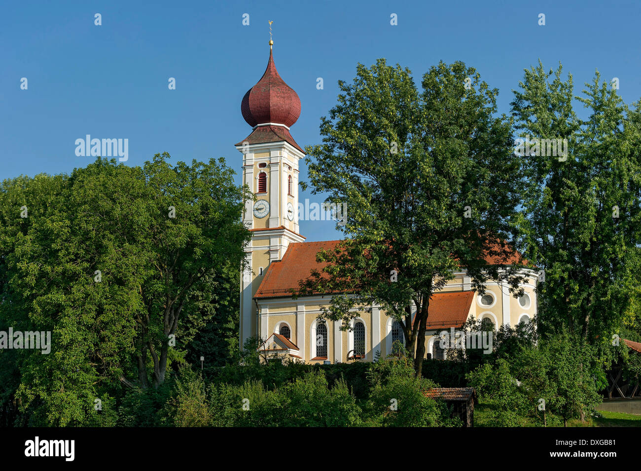 Controllata la chiesa di San Pietro e Paolo con cupola a cipolla, Kirchberg, Alta Baviera, Baviera, Germania Foto Stock