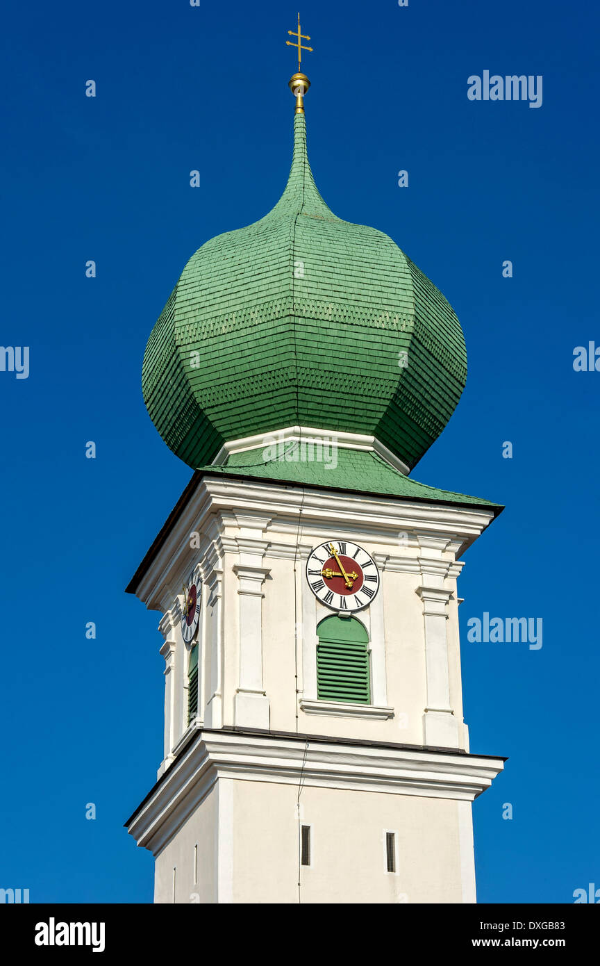 Cupola a cipolla della chiesa parrocchiale di San Urbano e Nikolaus, Schröding, Kirchberg, Alta Baviera, Baviera, Germania Foto Stock