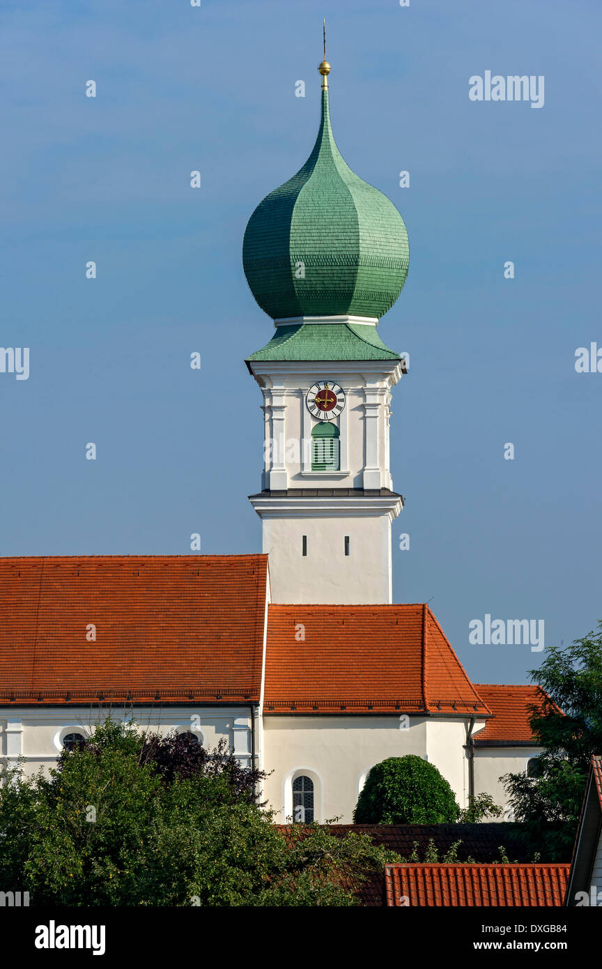 Cupola a cipolla della chiesa parrocchiale di San Urbano e Nikolaus, Schröding, Kirchberg, Alta Baviera, Baviera, Germania Foto Stock
