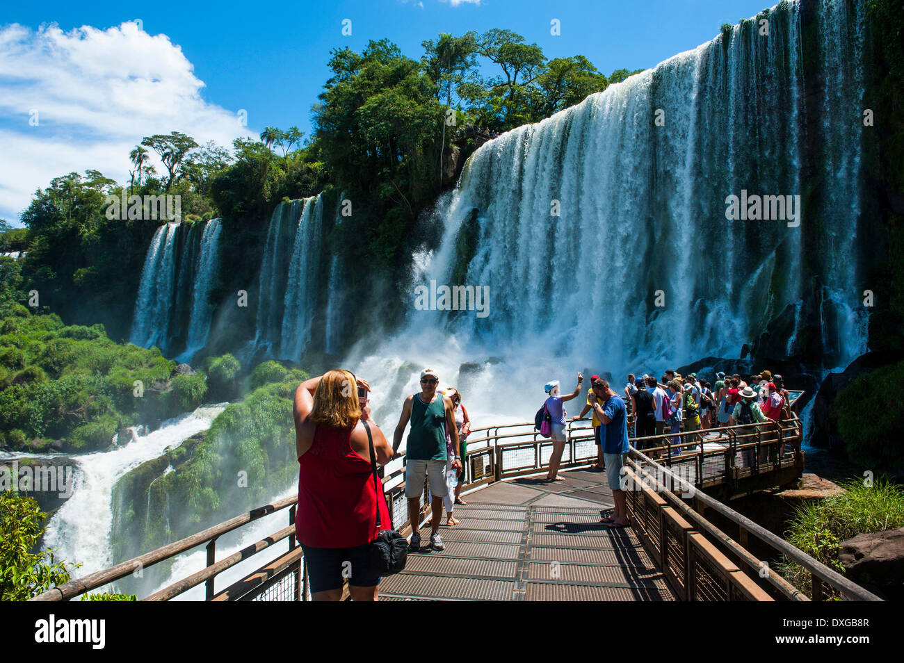 Piattaforma turistica sotto la cascata più grande del Iguazú Falls, Iguazú Parco Nazionale, sito Patrimonio Mondiale dell'UNESCO, Argentina Foto Stock