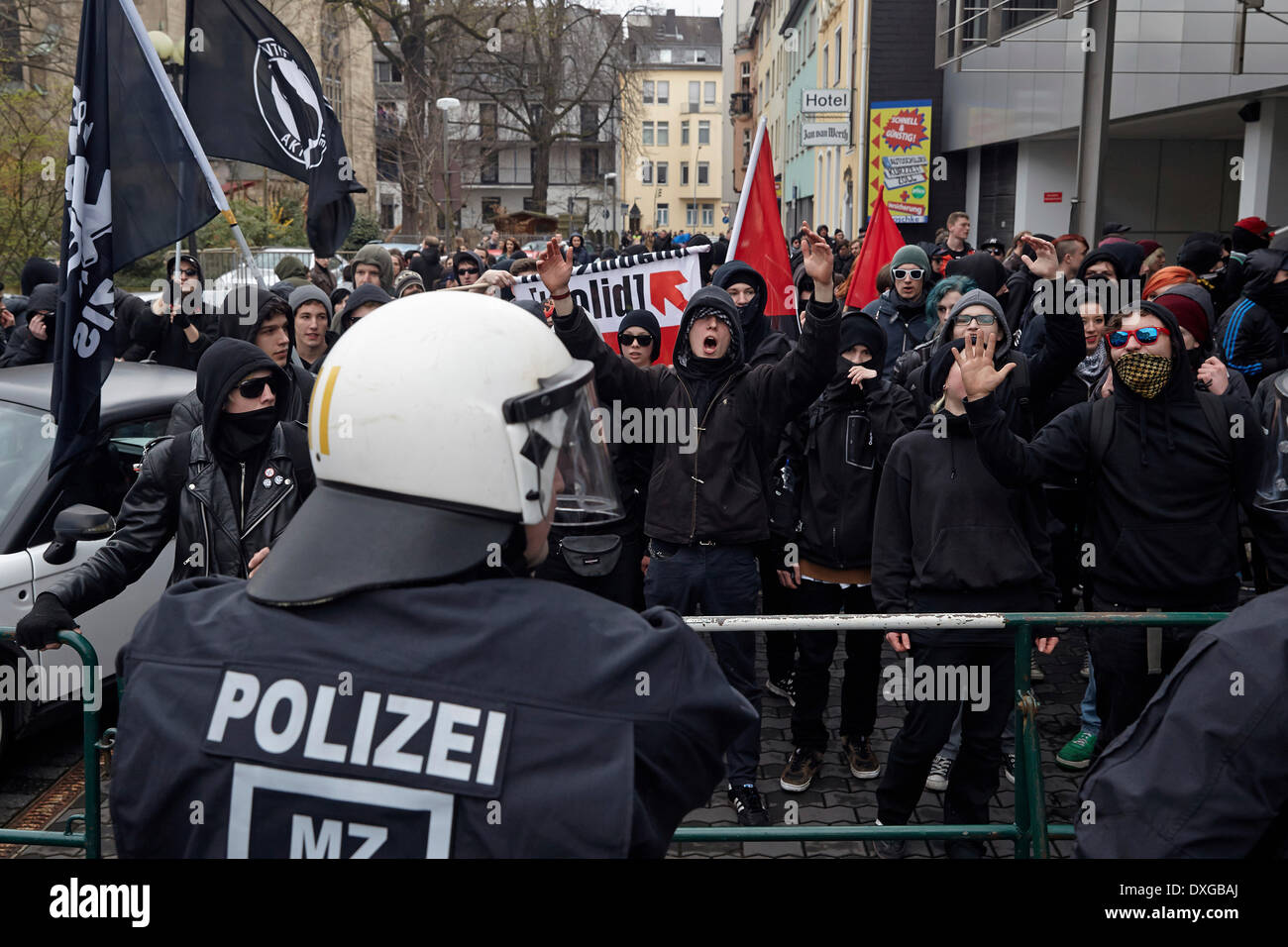 Gli ufficiali di polizia a nel contatore-dimostrazione contro il neo-nazista demo, Coblenza, Renania-Palatinato, Germania Foto Stock