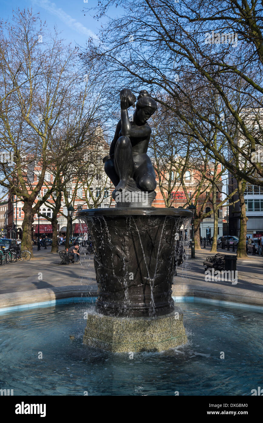 Fontana di Venere dallo scultore Gilbert Ledward 1953, Sloane Square, London, Regno Unito Foto Stock