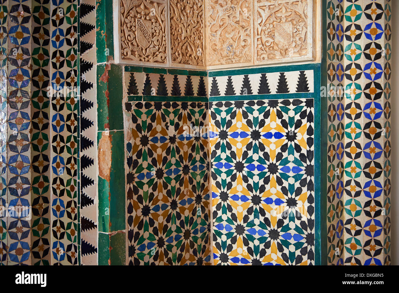 Arabesque moresca di piastrelle di ceramica di Palacios Nazaries, Alhambra. Granada, Andalusia, Spagna. Foto Stock