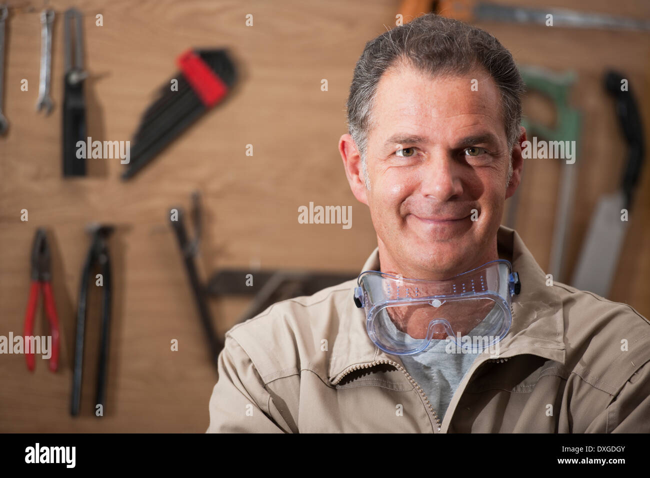 Carpenter il lavoro in officina Foto Stock
