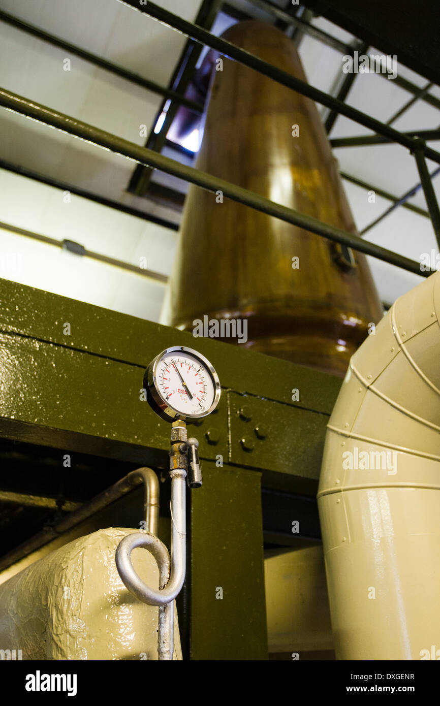 Manometro su ancora in distilleria Ardbeg, isola di Islay, Ebridi Interne, Scozia Foto Stock