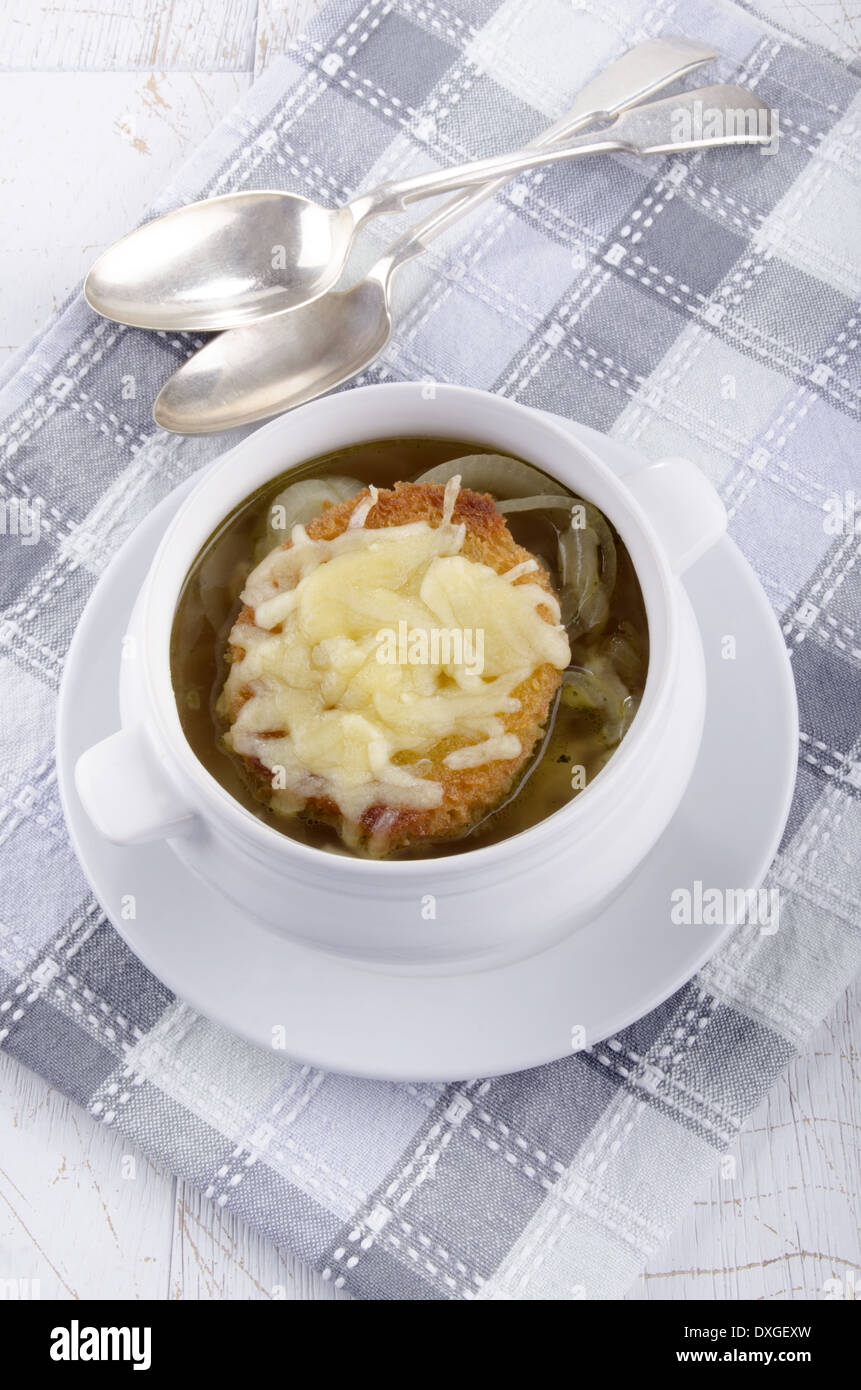 Zuppa di cipolle francese in una ciotola bianco con crostini di pane e formaggio grattugiato Foto Stock