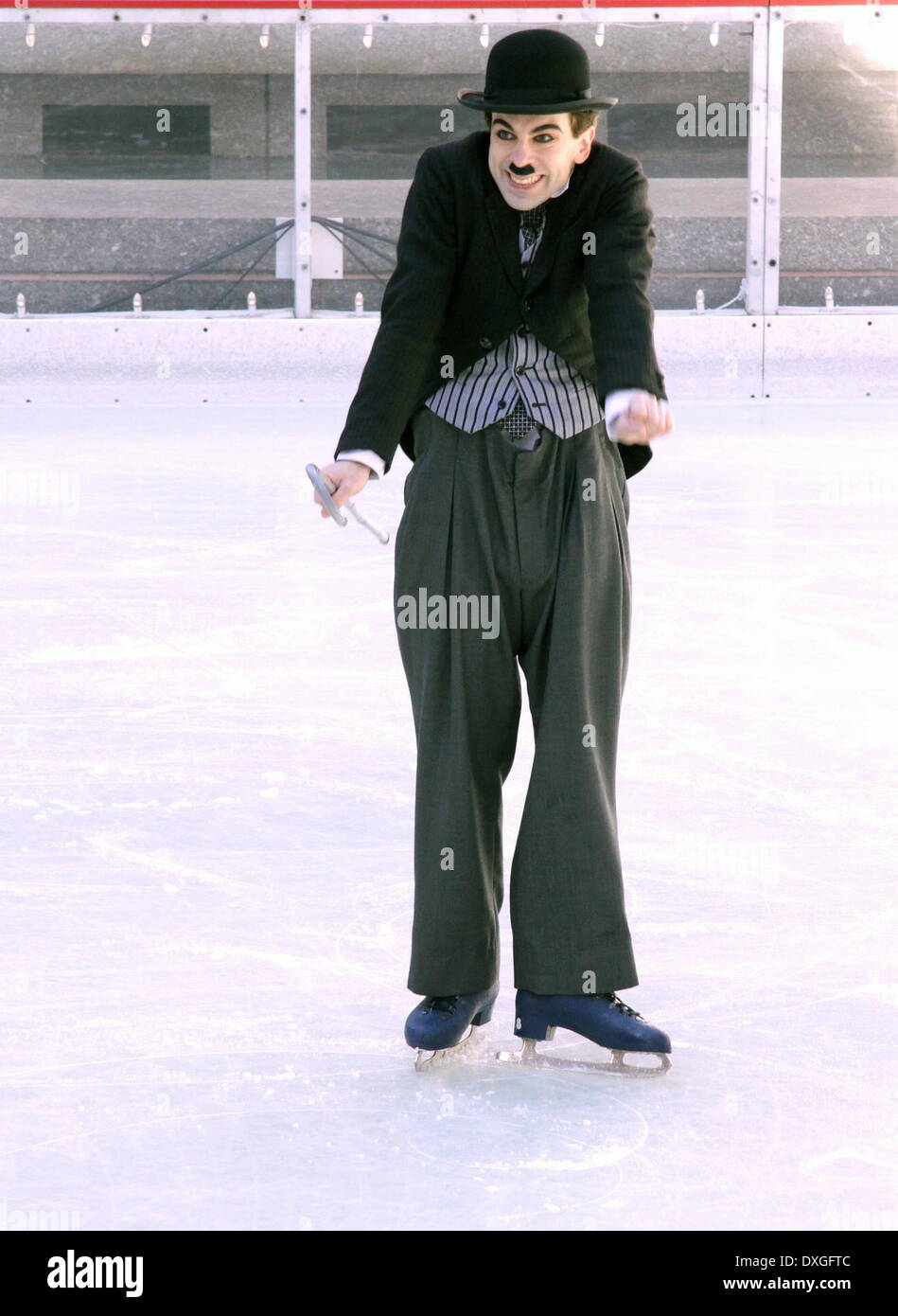 Rob McClure, la star del musical di Broadway 'Chaplin', partecipa al Rockefeller Center il primo pattino presso la pista al Rockefeller Center. Dove: New York City, Stati Uniti quando: 16 Ott 2012 Foto Stock