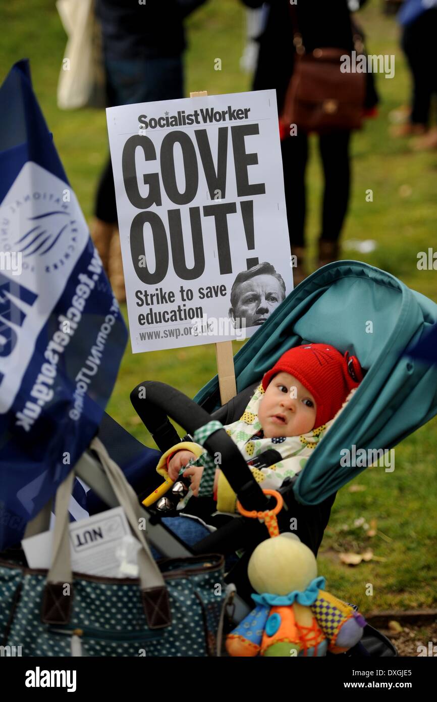 Un bimbo piccolo unisce gli insegnanti che partecipano al dado di oggi sciopero di protesta contro i governi modifiche alle loro pensioni e condizioni marzo attraverso il centro di Brighton dove oltre 2000 ha partecipato ad un rally Foto Stock