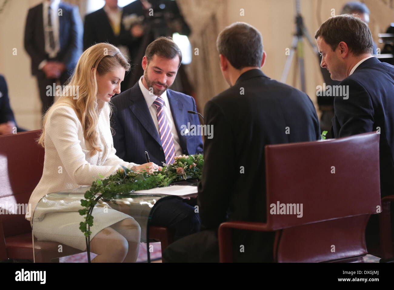 La contessa Stephanie de Lannoy e Principe ereditario Guillaume principe ereditario Guillaume del Lussemburgo e la Contessa Stephanie de Lannoy prendere parte in un matrimonio civile cerimonia al Municipio Lussemburgo - 19.10.12 Dove: APL quando: 19 Ott 2012 Foto Stock