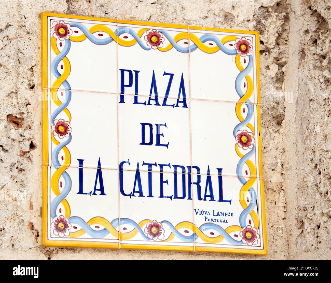 Piastrelle in maiolica segno Plaza de la Catedral de l'Avana Vecchia Cuba Foto Stock