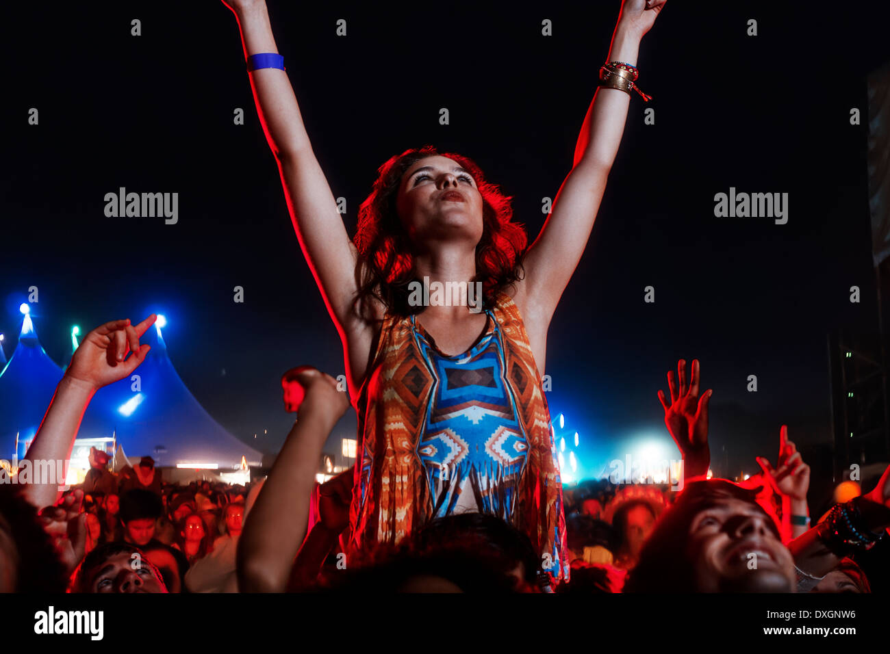 Il tifo donna sulle spalle manÍs presso il festival di musica Foto Stock