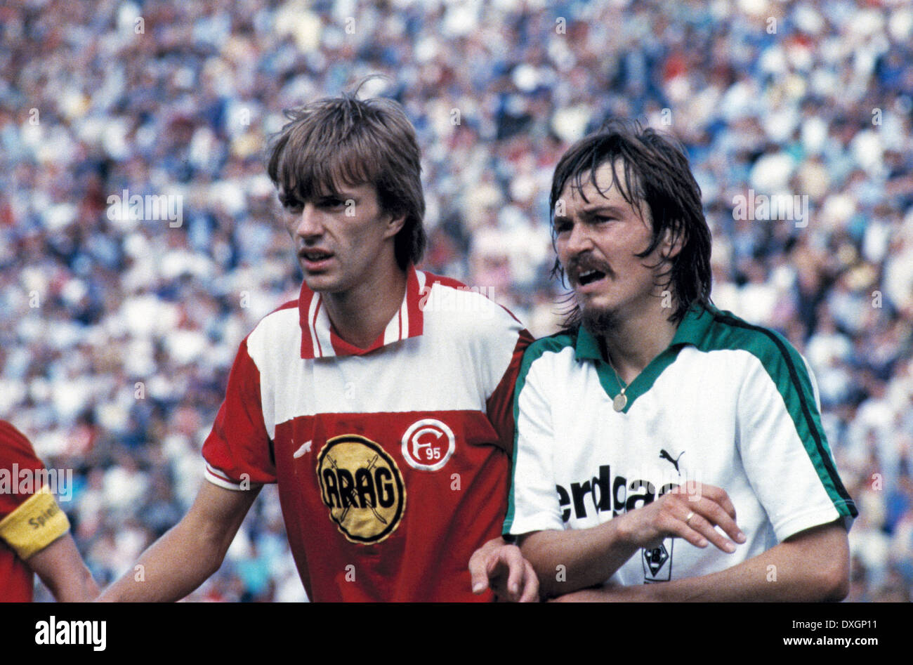 Calcio, Bundesliga, 1983/1984, Stadio am Boekelberg, Borussia Moenchengladbach contro Fortuna Duesseldorf 1:1, scena del match, Ewald Lienen (MG) destra e Manfred Bockenfeld (Fortuna) Foto Stock
