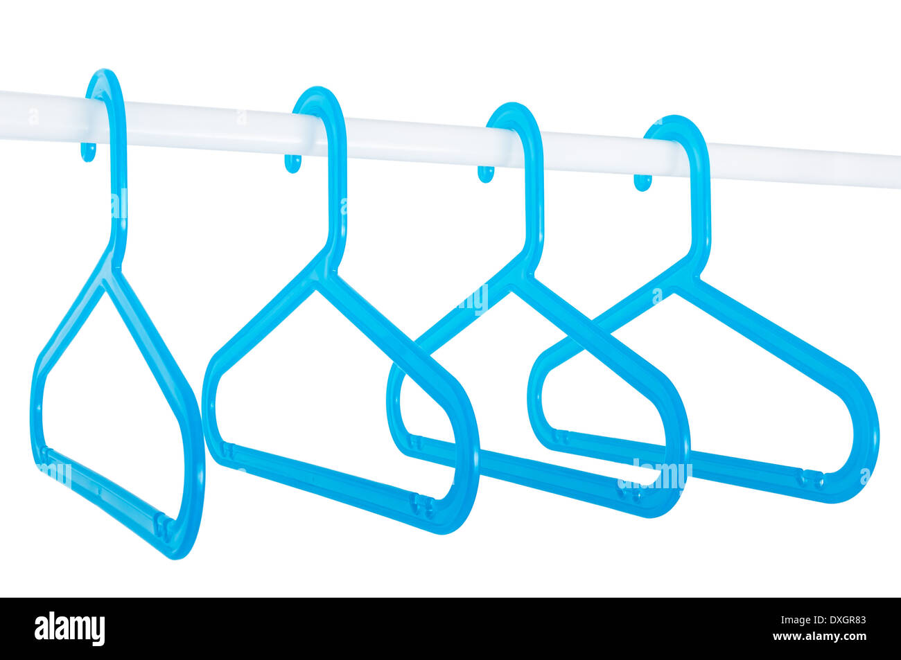 Blu appendiabiti in plastica appeso su un asta isolata su sfondo bianco Foto Stock