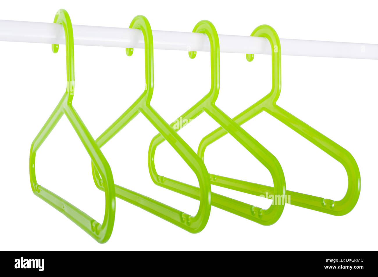 Verde appendiabiti in plastica appeso su un asta isolata su sfondo bianco Foto Stock